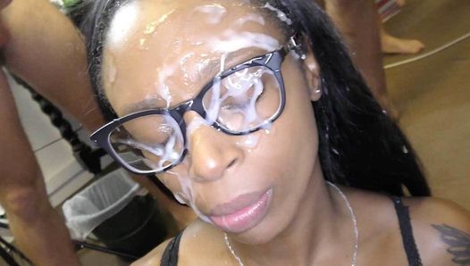 Zwarte knaller neemt gezichtsbehandelingen in een hete bukkake -scène