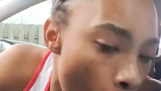 Миниатюрная чернокожая давится большим белым членом