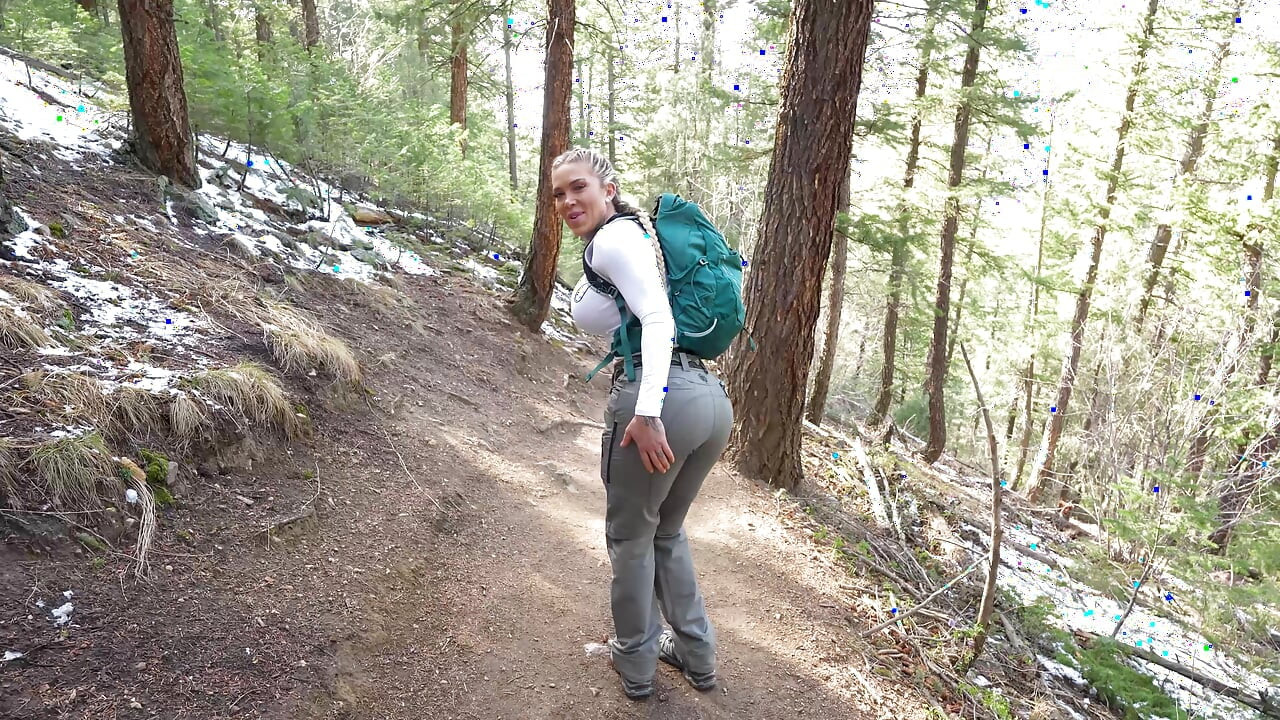 Blonde panas Christina Savoy mengongkek orang asing di dalam hutan