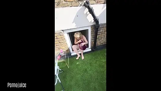 Межрасовая лесбийская вечеринка с спермой на крыше, с участием Sexyspice36 и рыжей Jul от хиела