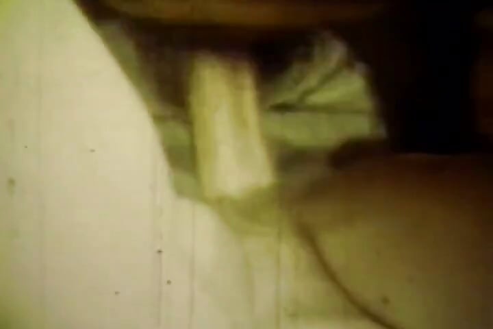 Loop de sépia usado captura casal encaracolado retrô em paixão de quarto cru