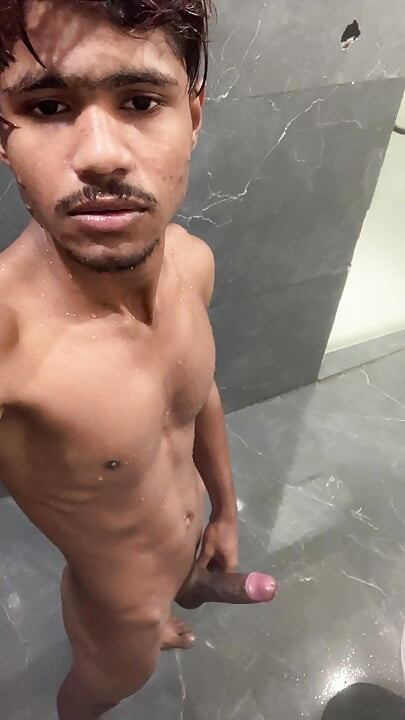 젖탱이를 핥는 어린 소년