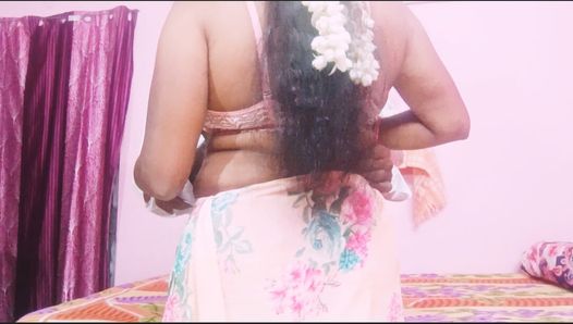 Une femme au foyer sexy en sari baise un tailleur, dirty talk telugu.