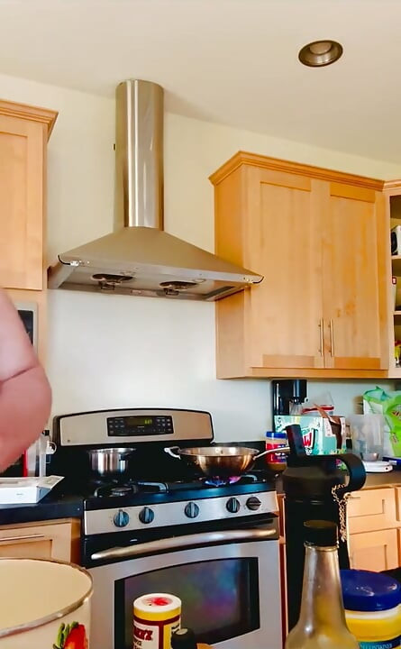 Tante semok bimbo lagi topless bikin chow mein