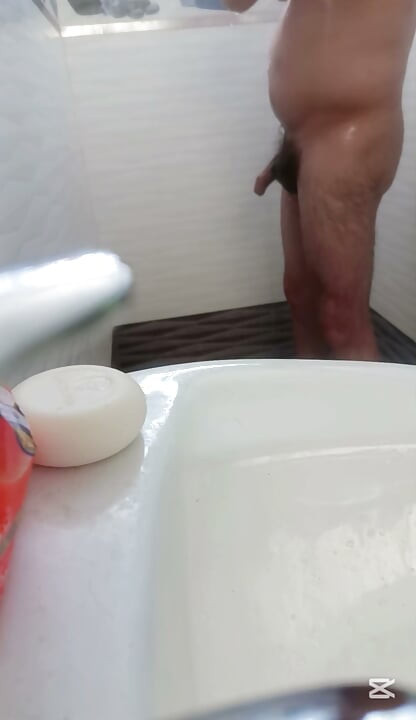 Kupam svoju guzu u tušu