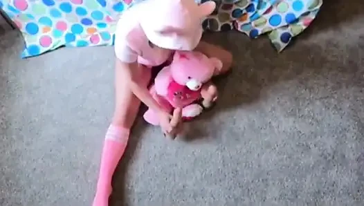 Teen spielt mit dem dildo der stiefmutter und wird von stiefvater gefickt