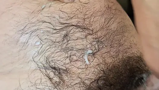 Tam sakallı erkek arkadaşım mastürbasyon yapıyor ve büyük bir yük fışkırtıyor
