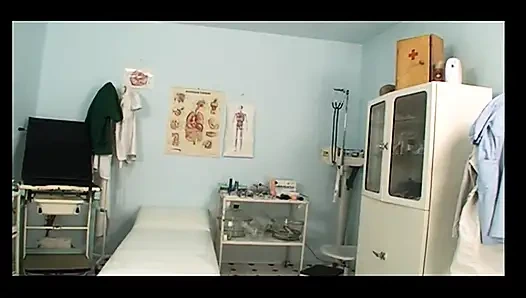 Seksi elbiseli nefes kesen esmer kötü doktor tarafından sikiliyor