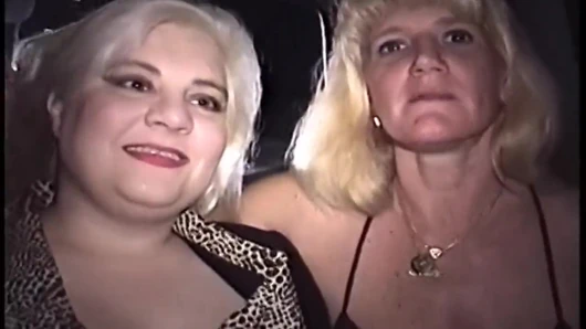 Blonde MILF lutscht gloryhole-schwanz und zeigt tropfenden sperma-arsch