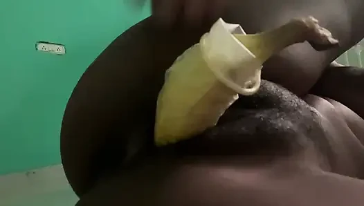 Memasukkan pisang ke dalam pussy daripada kontol