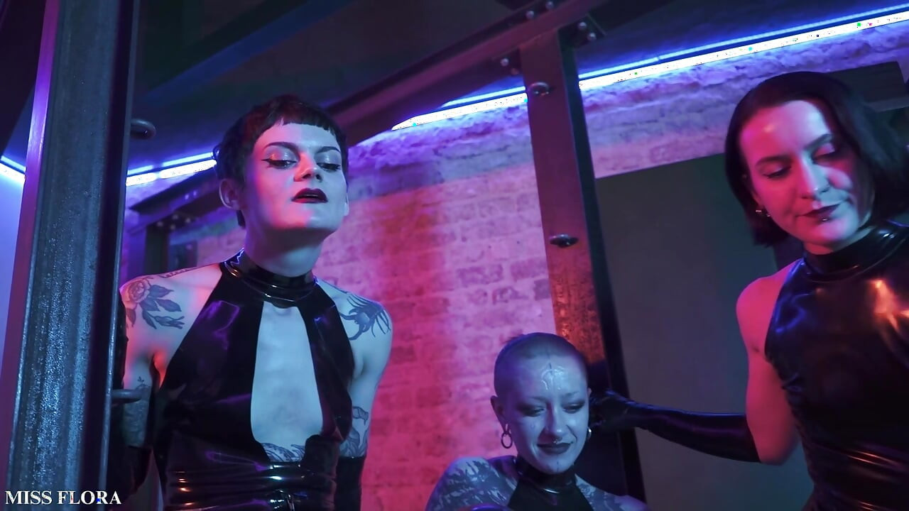 Latex fétis orgia: leszbikus hármas dominancia szíjas baszás csoportos szex négyes Ae úrnővel, Vida mixstress és Mushroom Sofi
