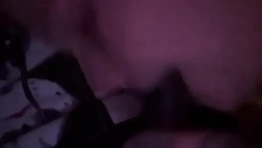 Wenn sie im auto sitzt, kommt es zu einem blowjob