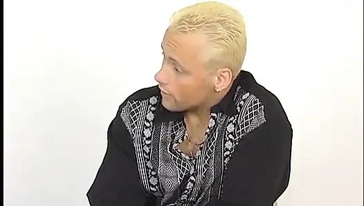 Matue-dame in sexy weißen dessous wird im büro gefickt