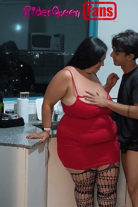 Ibu tiri seksi di dapur