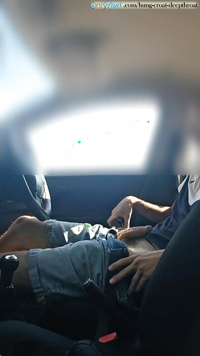 Cumming i en bil ved veien