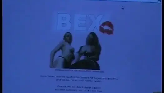 Кудрявой блондинке трахают пальцами ее волосатую киску