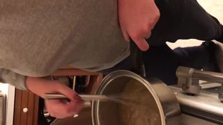 Pt 2 bh -loze mollige babe die eten maakt voor papa