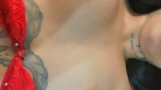 Chica tatuada se masturba