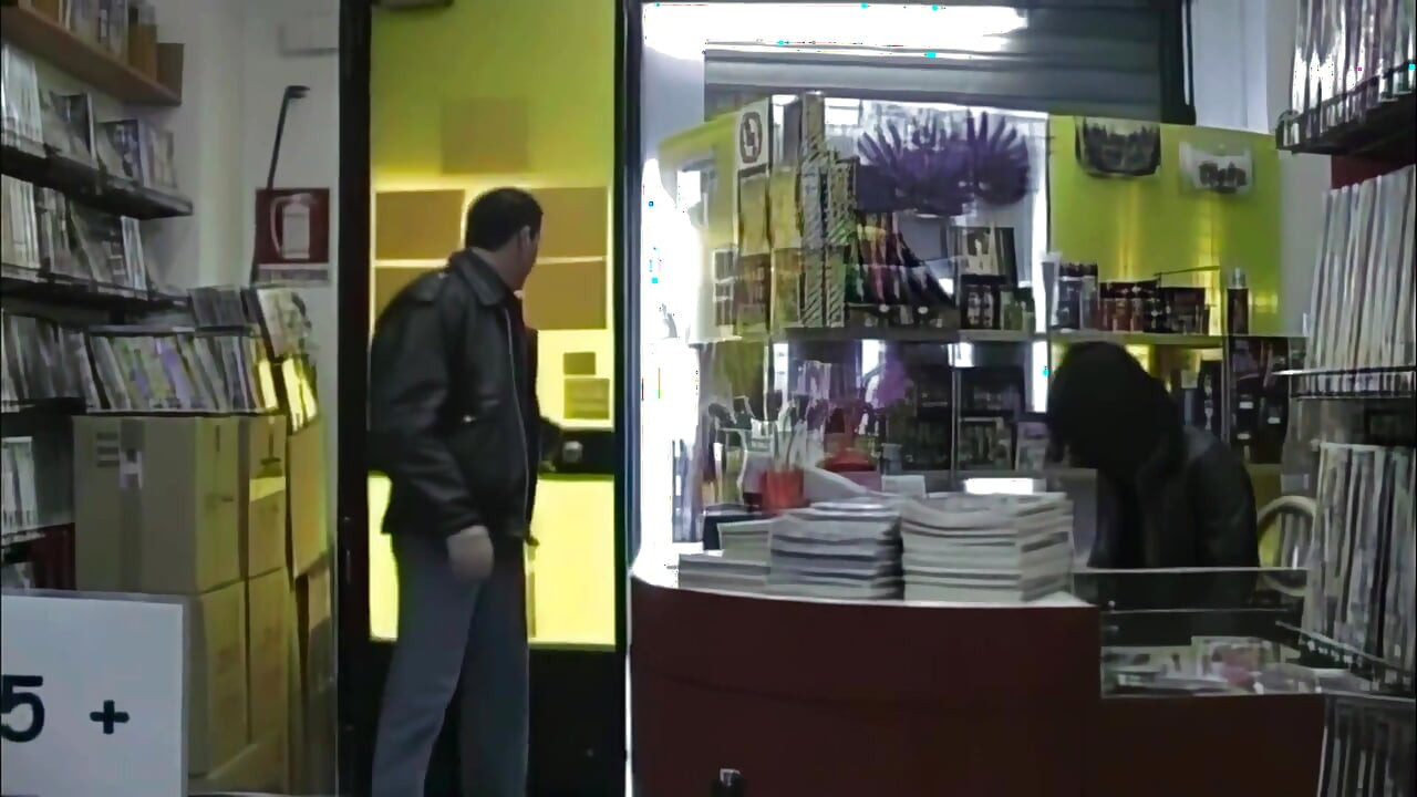 Im Sexshop, Um Eine Porno-dvd Zu Kaufen, Vögelt Er Die Verkäuferin