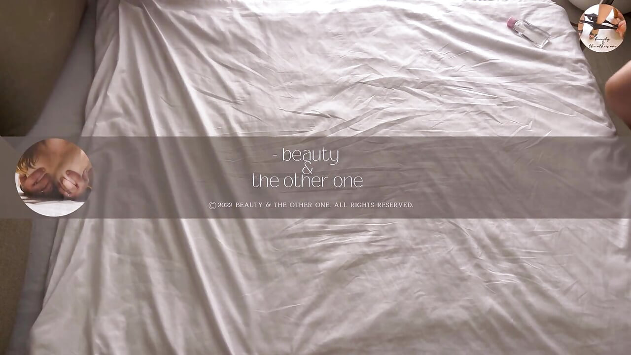 Óleo sensual na massagem corporal e sexo com modelo amadora