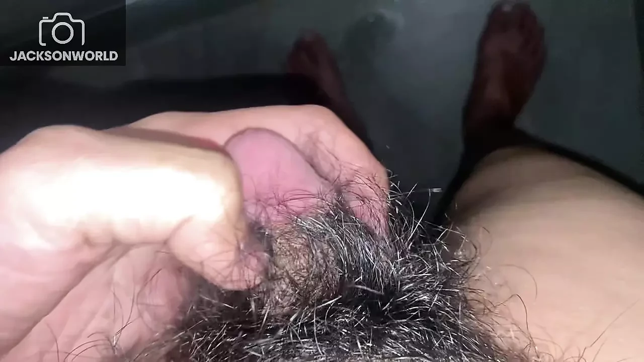 Mengusap zakar perlahan bersendirian, rasai keseronokan 💦
