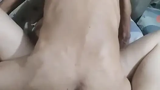 Memakan memek basah dan menyenangkan istriku yang lain