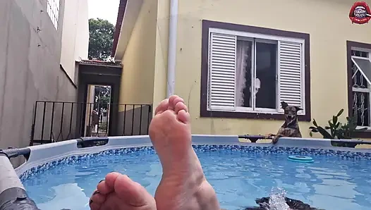 Tetanggamu Yang Nakal Lagi Pamer Tubuh Bahenolnya Di Kolam Renang