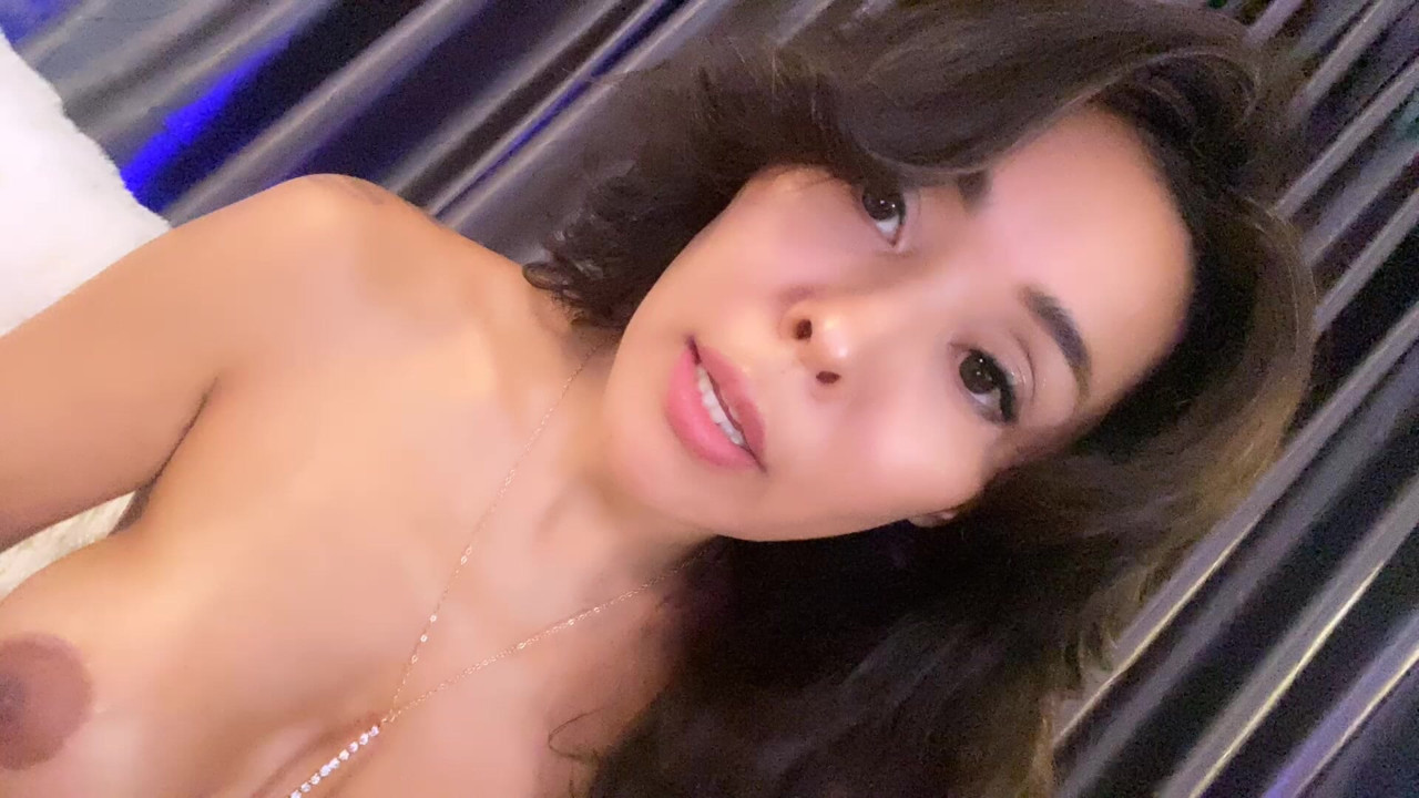 Çok mütevazı utangaç ve sevimli bir bebeğin seksi bir meme ucu dışarı çıkıyor