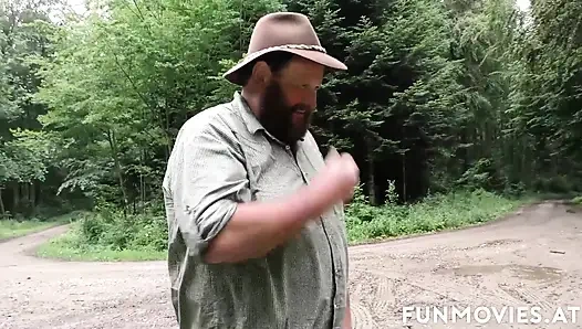 Reife brünette werden im freien geritten