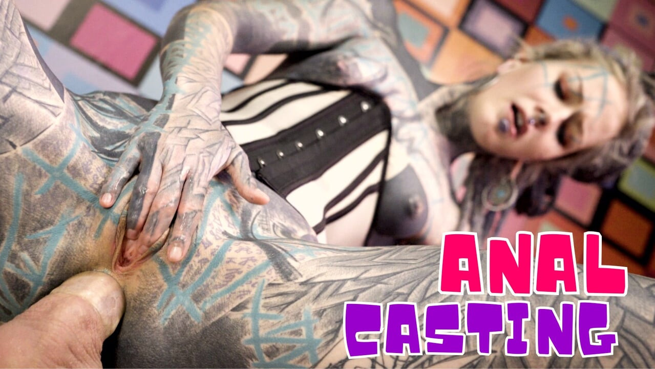 Porno-neuling mit großem schwanz nimmt anal jungfrau vor der kamera