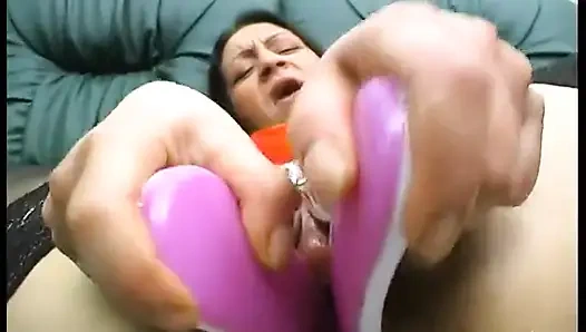 Bestrumpfte brünette verführt ihre löcher mit sexspielzeug, essen und flaschen