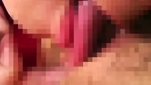Cewek semok rambut cokelat ini lagi ngidam mainin pentilnya sepanjang malam