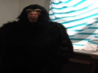 Резиновый мужик дрочит в костюме обезьяны