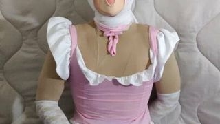 Розовая кукла горничной и ее большой нейлоновый клитор