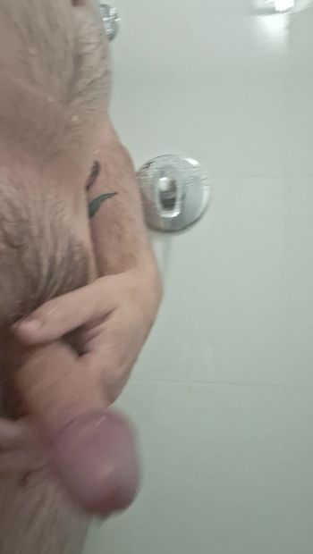 在淋浴时抚摸我毛茸茸的未割包皮鸡巴