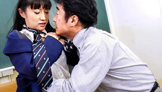 Une lycéenne japonaise reçoit un creampie