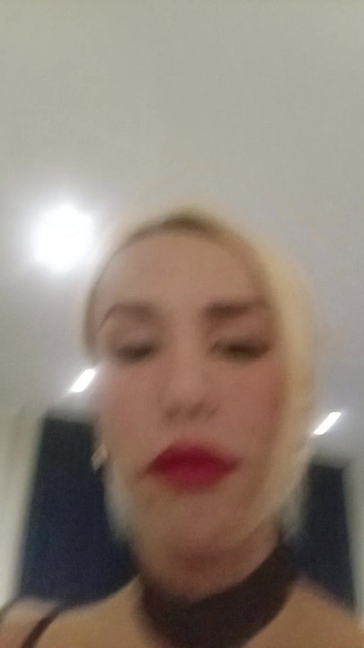 Transgender, waria, waria di spandeks hitamnya, pakaian dominasi kulit. BDSM