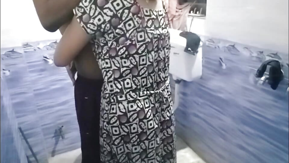 Desi girlfriend se pahali baar mulakat ki bathroom me jakar bahut choda