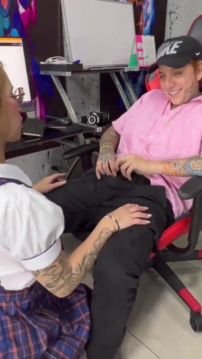 Moment uimitor de la "Îmi seduc fratele vitreg jucător până când îl conving să-mi lingă pizda și dă-mi să-i beau sperma -"