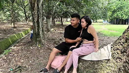 Ormanda İnlemeler: Bir Çiftin Dışarıda Sert Bir Şekilde Gezdiğini Gördüm ve Kayıt Sırasında Mastürbasyon Yaptım