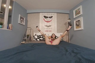 Alice sweet lagi asik muasin memeknya pakai dildo warna pink