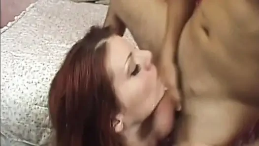 Undichter creampie aus der gedehnten muschi-reinigung geleckt