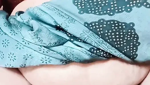 Hintli ev hanımı birden fazla orgasam ile mastürbasyon yapıyor ateşli amcığının suyunu çıkarıyor ve Hintçe ile edepsizce konuşuyor