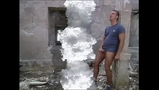 Vahşi orta yaşlı seksi kadın ağzına boşalana kadar büyük yarakla ayakta sikiliyor