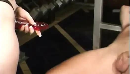 Çılgın çıplak erkek spor salonu stajyeri oyuncaklarla eğitmenin amını ve götünü sikiyor