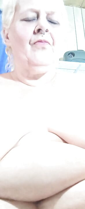 Hairy Pussy Surprise When She Cums Before His Eyes