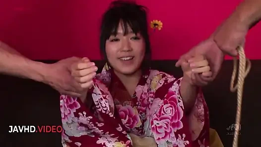 Chiarus verführerische asiatische körper verblüfft beim Blowjob und fickt dann intensiv im Kimono