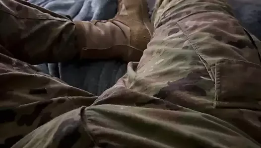 Un soldat de l’armée américaine se branle en uniforme et exhibe ses bottes
