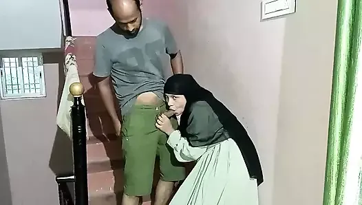 Yoururfi, fille musulmane en burqa, se fait baiser par un hindou dans les escaliers
