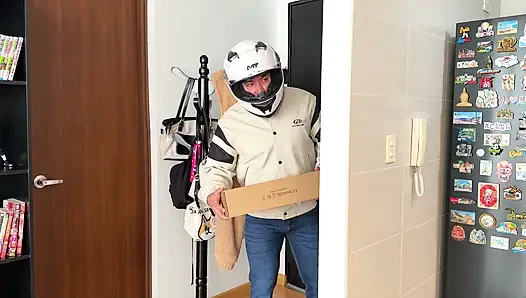 Kocam evde yokken kuryeye amımı veriyorum! Sıkı amcığımı spermle doldurdu!
